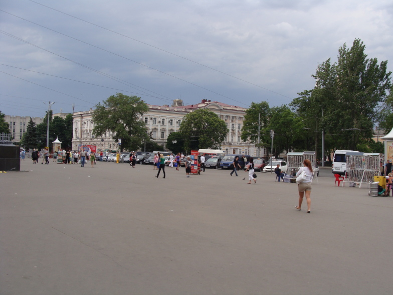 Площадь перед железнодорожным вокзалом в Одессе