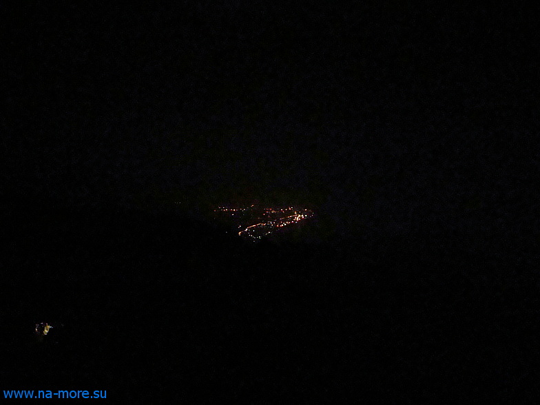 С горы Ахун просматриваются огни Адлера.
