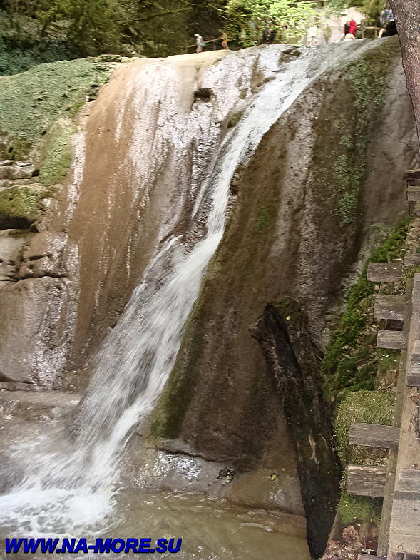 Один из 33-х водопадов